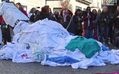 2500 infermeres llencen les seves bates a la porta de la Generalitat per simbolitzar el menyspreu que senten per part dels seus representants polítics